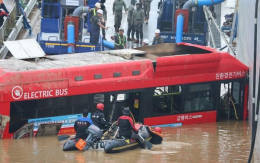 Hàn Quốc: Xe buýt kẹt trong đường hầm vì mưa lớn, hàng chục người tử vong thương tâm