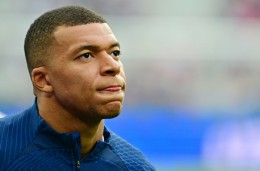 Mbappe cự tuyệt rời PSG hè này