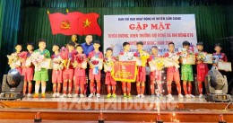 Cẩm Giàng khen thưởng đội bóng đá nhi đồng lần đầu tiên giành ngôi á quân Giải U10 tỉnh Hải Dương