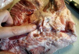 Phần thịt lợn chứa đầy mầm bệnh tuy rẻ nhưng không nên mua
