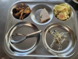 Phập phù bữa ăn học đường và nỗi lo chất lượng đồ ăn không đảm bảo