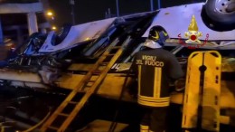 Cảnh đổ nát sau tai nạn xe buýt khiến 21 người thiệt mạng ở Italia