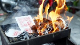 Tại sao người ta đốt giấy sau khi chết, nét văn hóa đã lưu truyền hàng nghìn năm có thực sự là mê tín phong kiến?