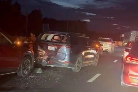 Hai vụ tai nạn liên hoàn, 9 ôtô đâm nối nhau trên cao tốc