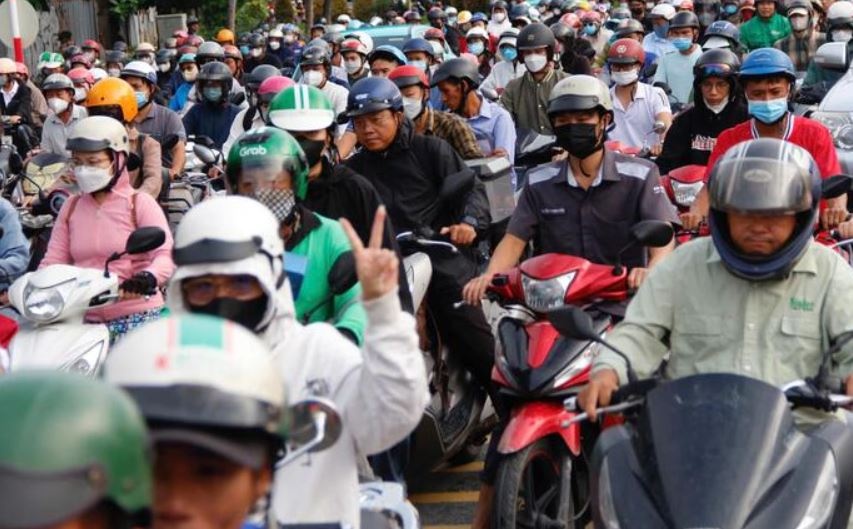 Ngày đầu đi làm sau lễ 2/9, giao thông cửa ngõ TP.HCM ùn tắc kéo dài