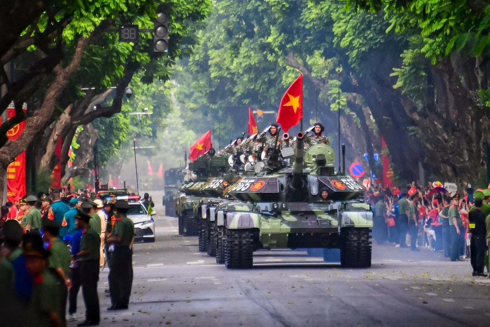 Lần đầu đội hình khí tài hiện đại diễu binh trên biển, trên bộ