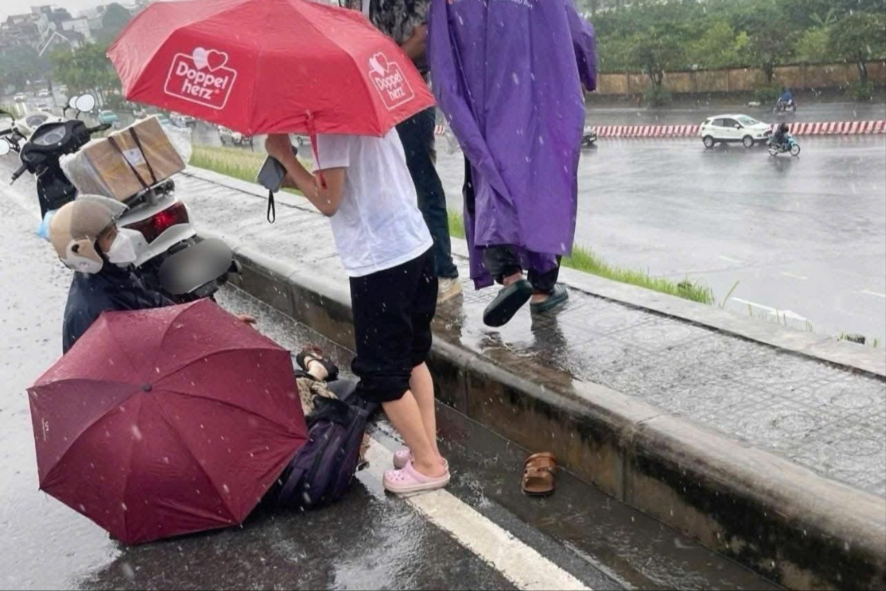 Người phụ nữ đi xe máy một mình nghi bị sét đánh tử vong