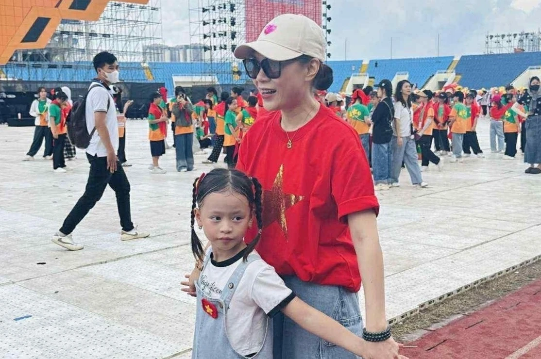 Cô bé 7 tuổi hát 'Tiến Quân ca' cùng Mỹ Tâm ở Quảng trường Ba Đình