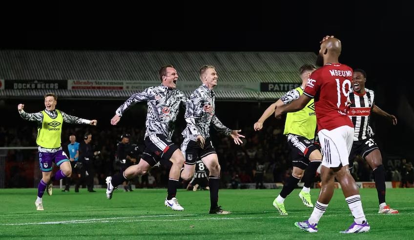 MU từ chối đá lại dù Grimsby phạm luật