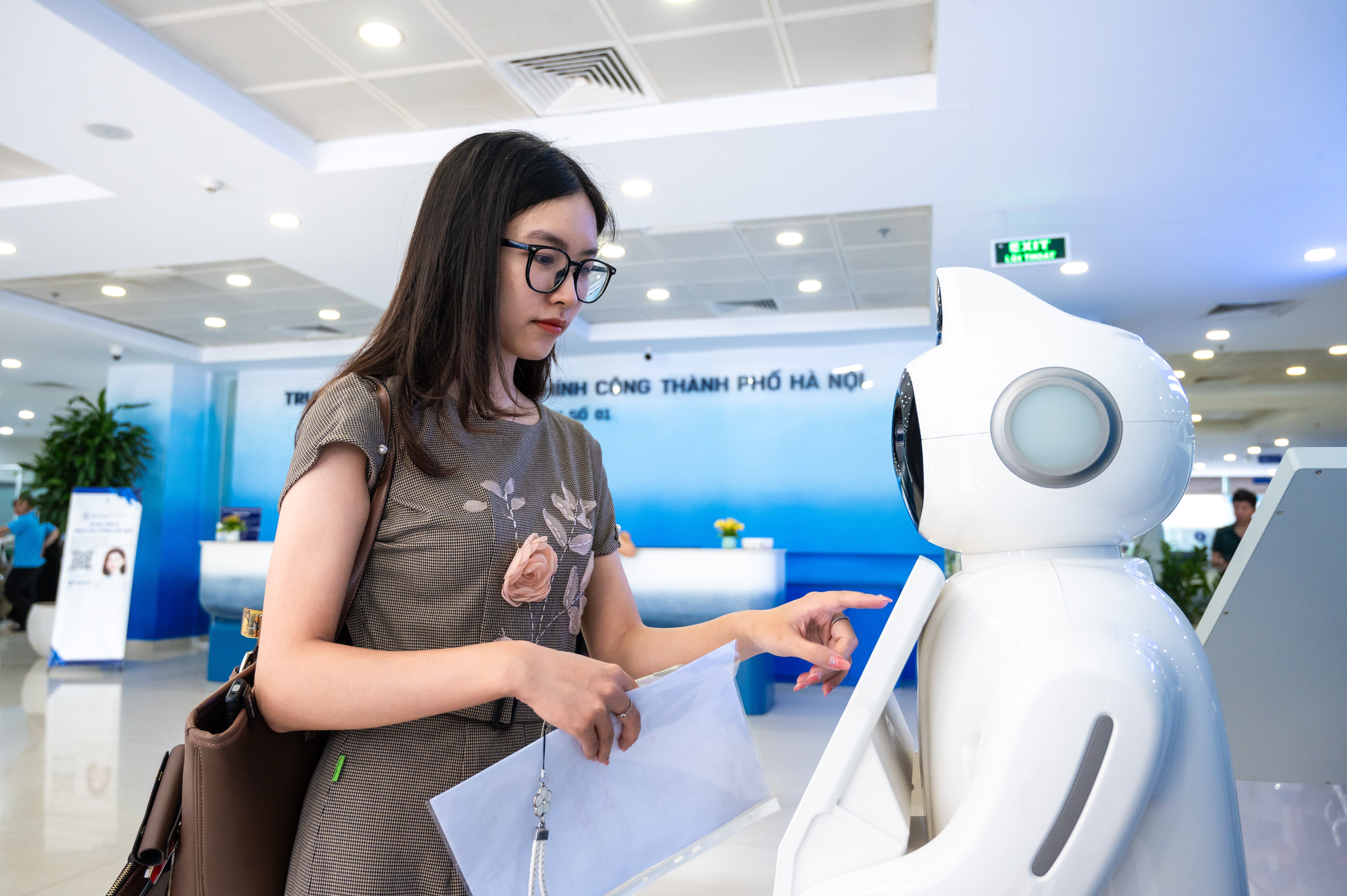 Robot AI hướng dẫn người dân làm thủ tục hành chính