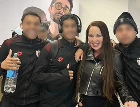 Ba cầu thủ trẻ bị sa thải vì chụp ảnh cùng diễn viên phim người lớn