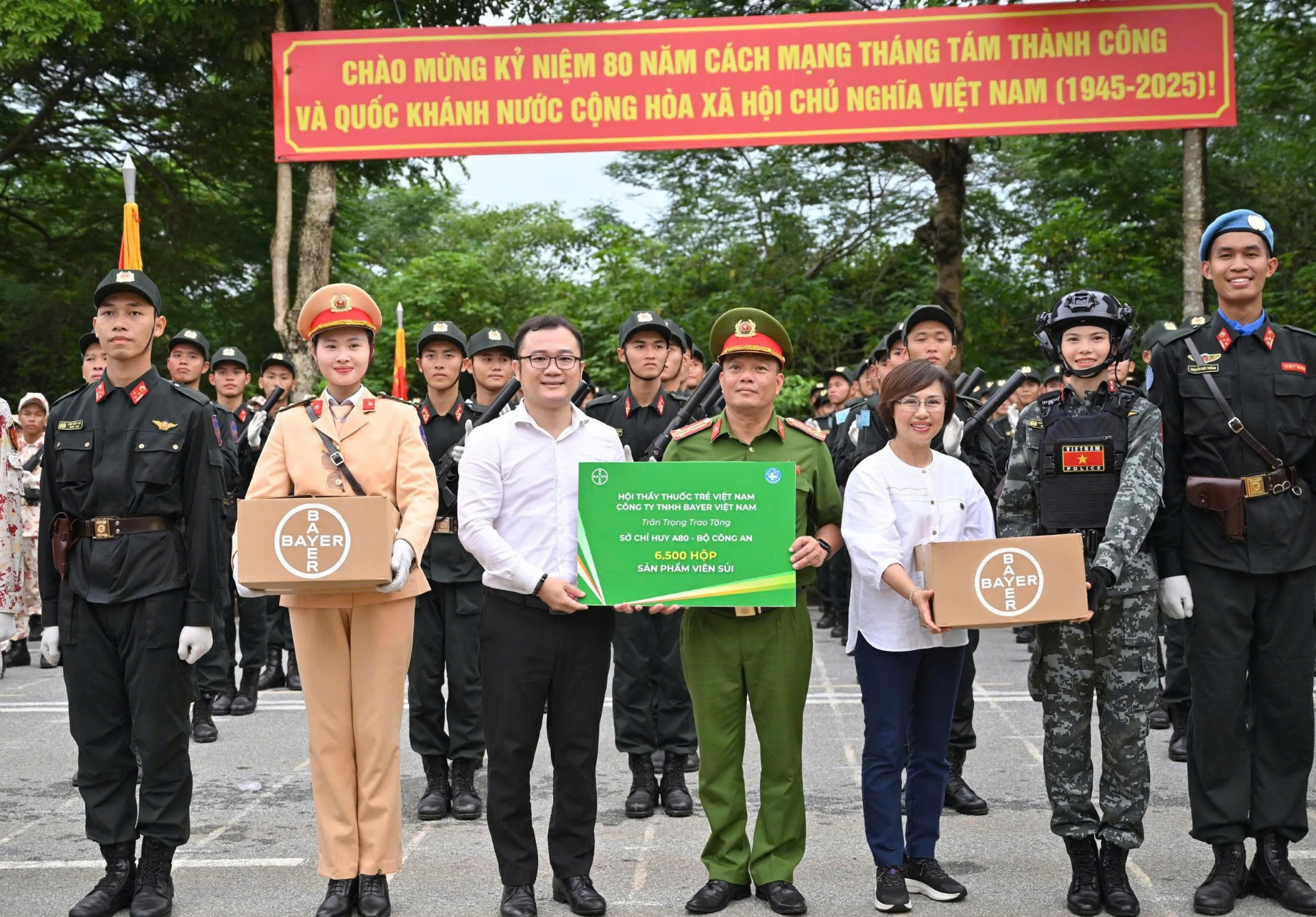 Chăm sóc sức khỏe, bổ sung dinh dưỡng cho chiến sĩ và người dân