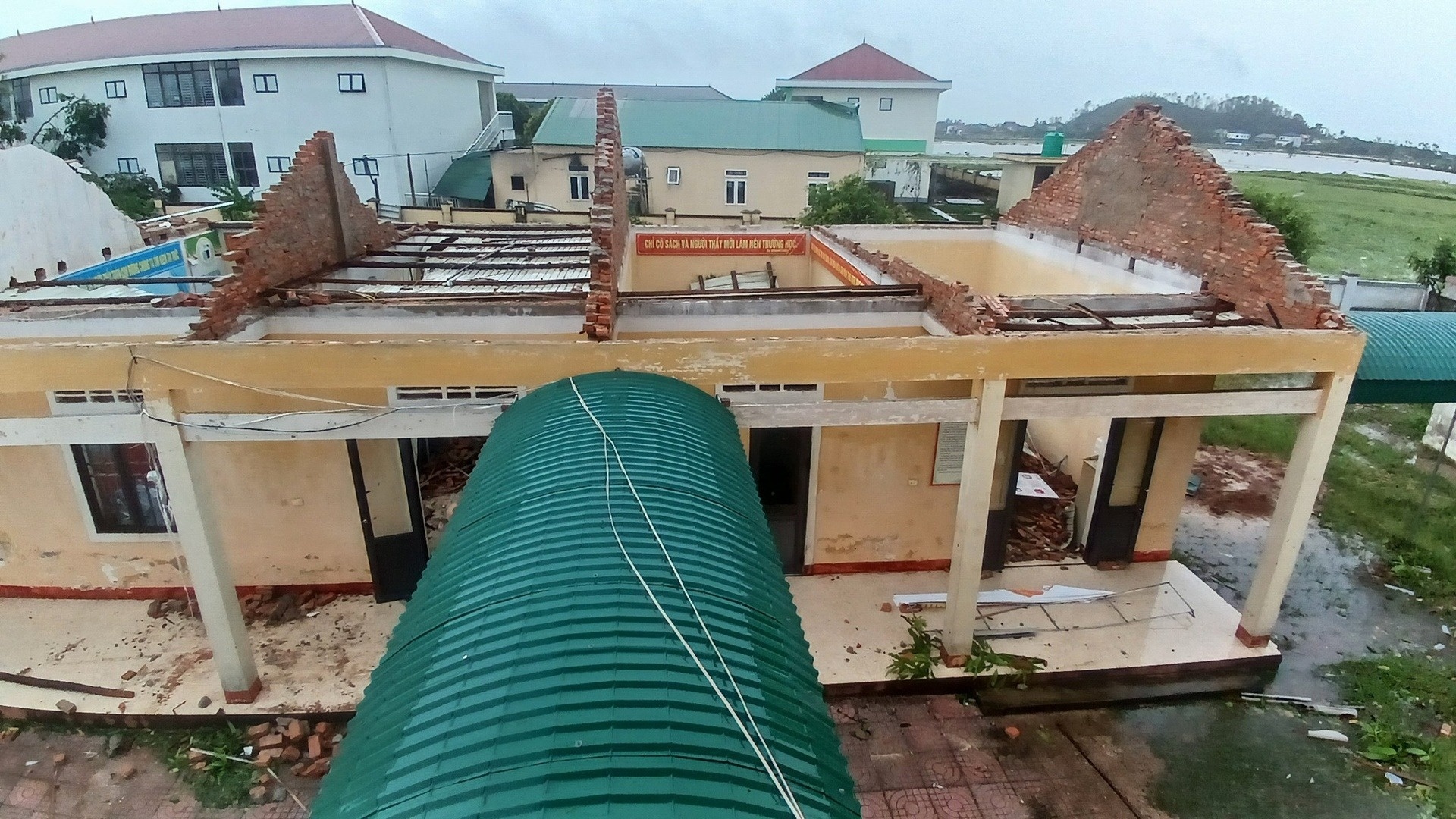 Trường học ở miền Trung tan hoang vì bão số 5