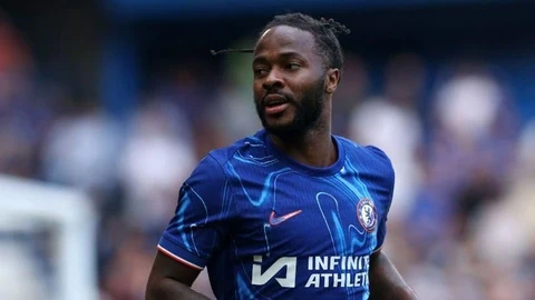 Sterling lĩnh 300.000 bảng/tuần để ngồi ngoài ở Chelsea