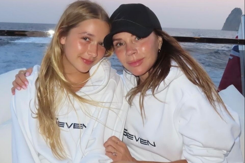 Harper Beckham ngày càng giống mẹ