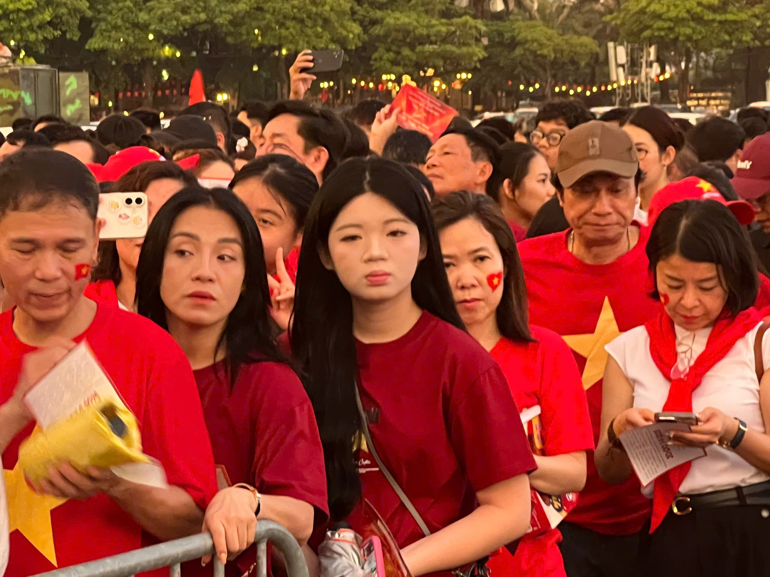 Hàng chục nghìn người đổ về sân Mỹ Đình xem concert quốc gia