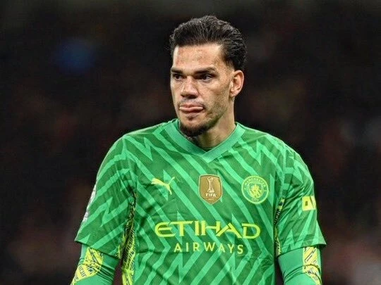 Xin lỗi Pep, Donnarumma không phải Ederson