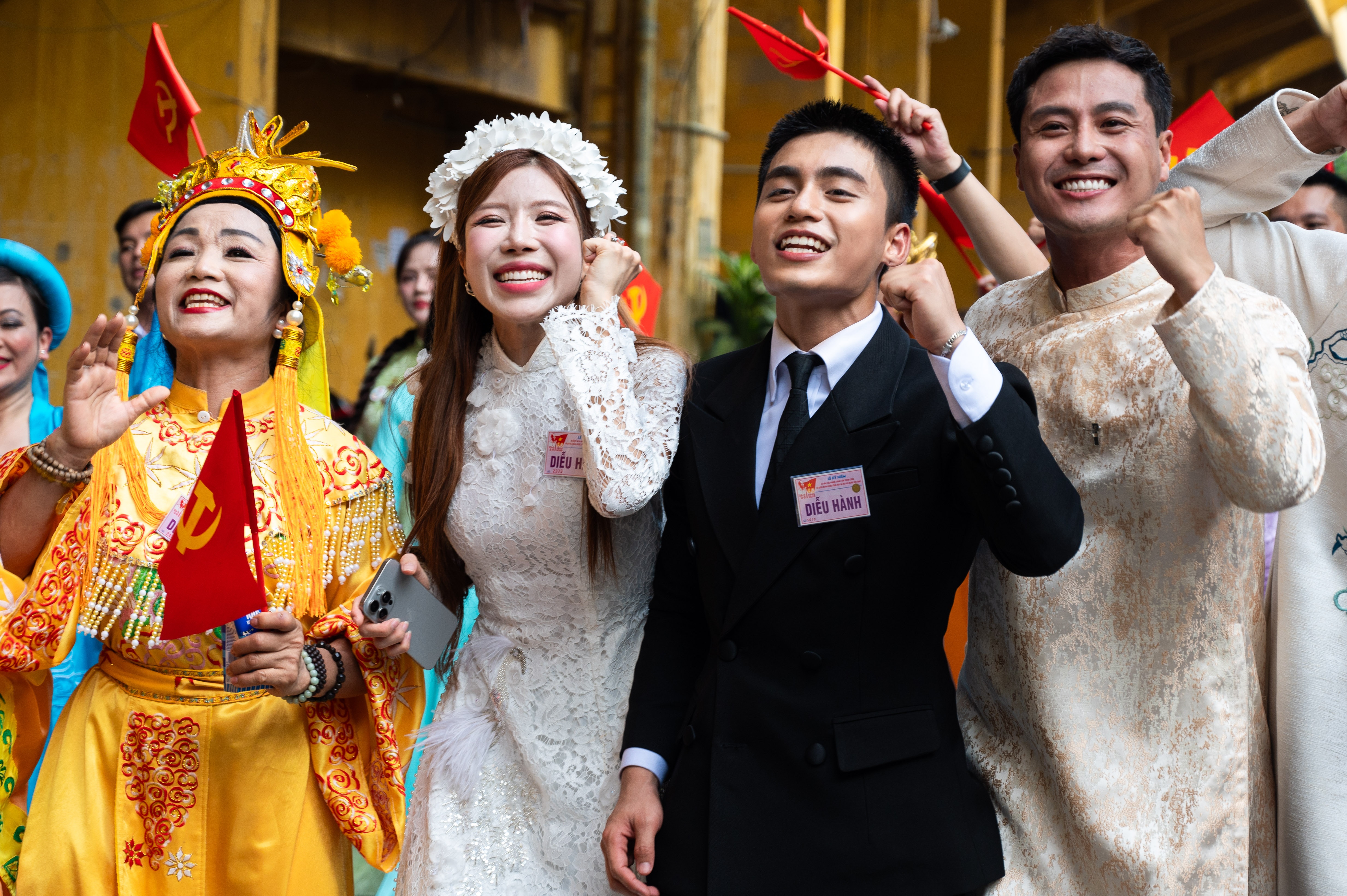 Hàng trăm nghệ sĩ Việt vỡ òa cảm xúc ở lễ diễu hành 2/9