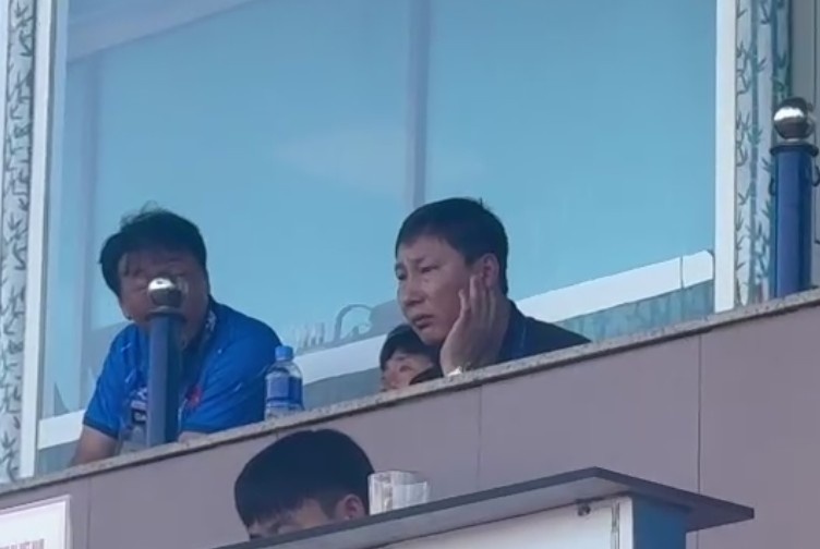 HLV Kim Sang-sik soi giò đối thủ