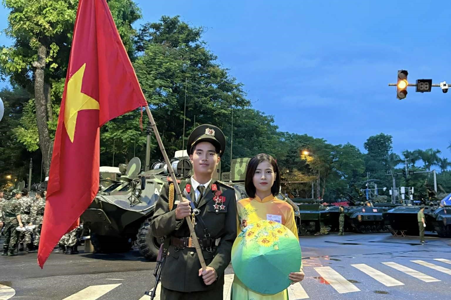 Chị giáo viên, em học viên trường An ninh cùng tham gia diễu binh A80