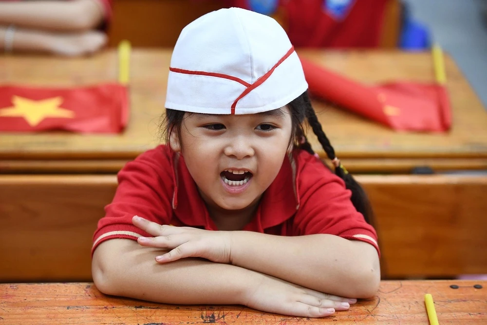 Trường học xin đổi hoa khai giảng lấy học bổng cho học sinh