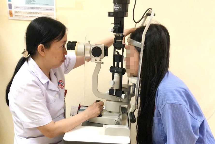 Lạm dụng kính áp tròng, cô gái 20 tuổi gánh hậu quả