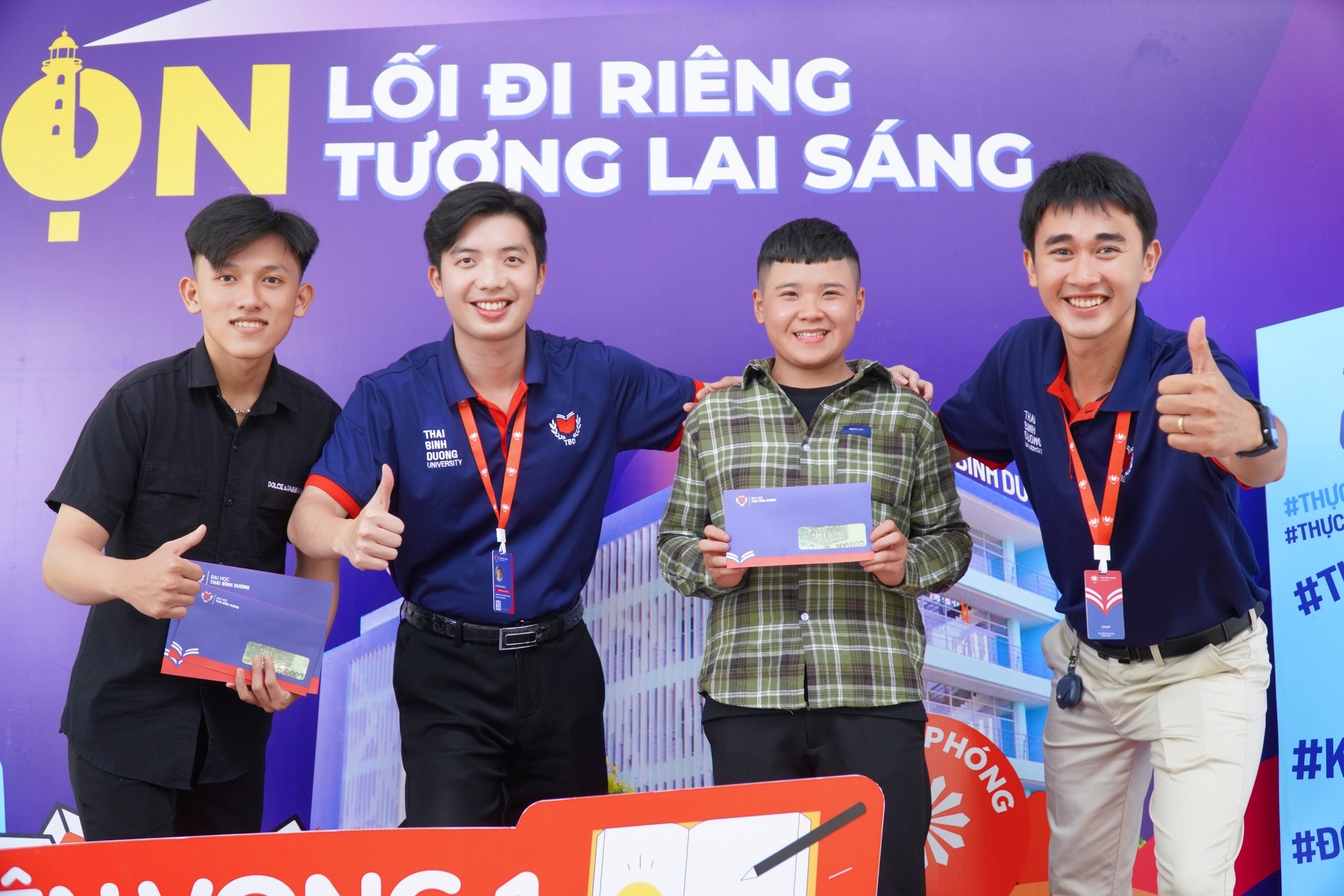 Trường học tặng tiền cho sinh viên mừng Tết Độc lập