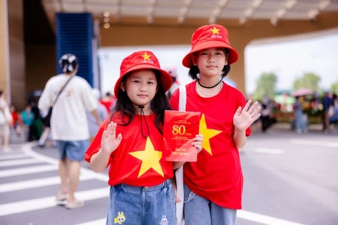 Du khách nhuộm đỏ Trung tâm Triển lãm Việt Nam với dresscode yêu nước