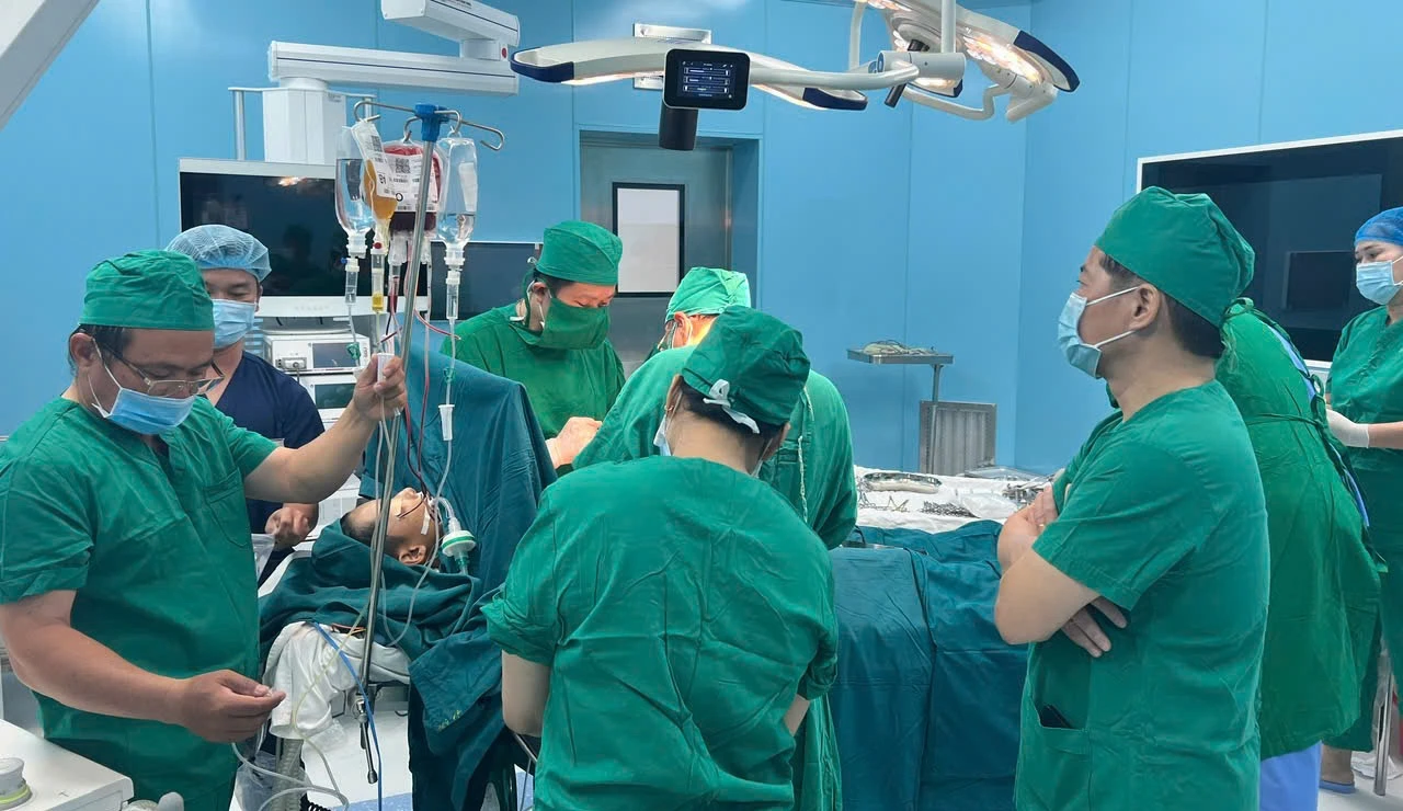 Ca mổ đặc biệt do Giám đốc BV Bình Dân ra Côn Đảo chỉ đạo