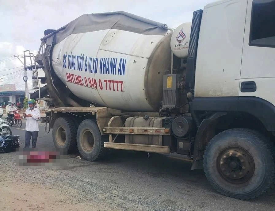 Xe máy va chạm xe trộn bê tông, một phụ nữ tử vong