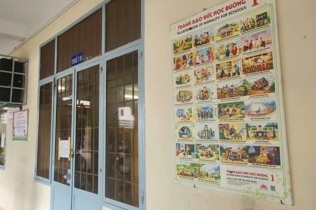Yêu cầu trường tiểu học gỡ tranh đạo đức dán tường dạy về nhân quả
