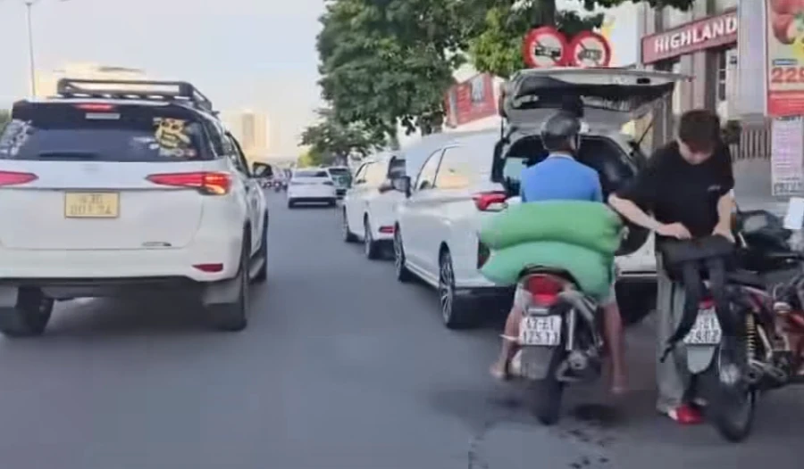 Nhiều tài xế ôtô bị phạt khi người dân phản ánh đến Cục trưởng CSGT