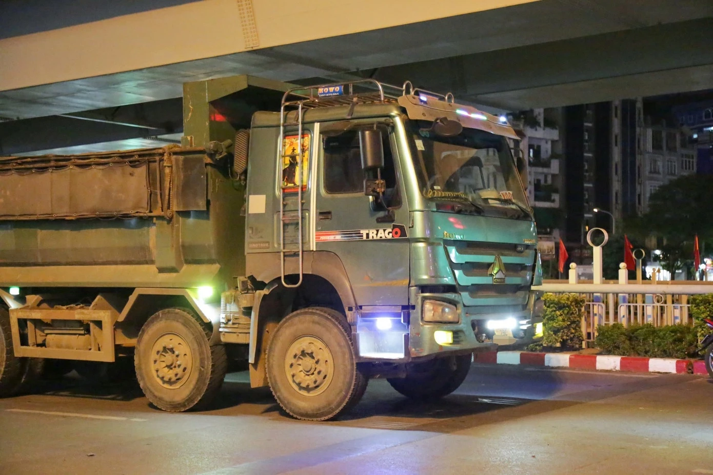 CSGT Hà Nội hóa trang tóm gọn xe 'Hổ vồ'