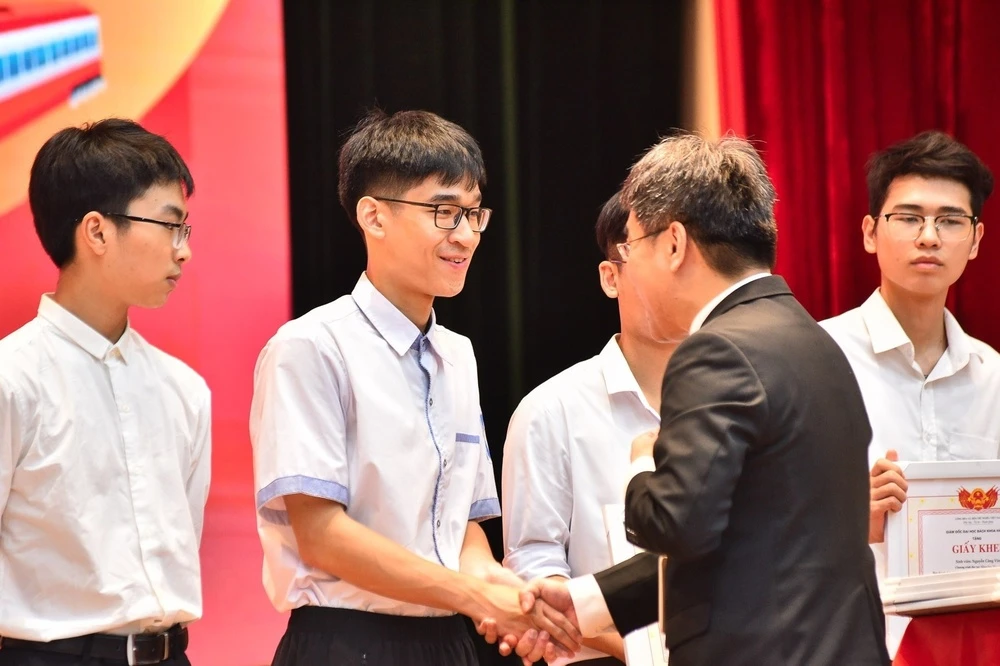 Tân sinh viên Đại học Bách khoa Hà Nội gây chú ý
