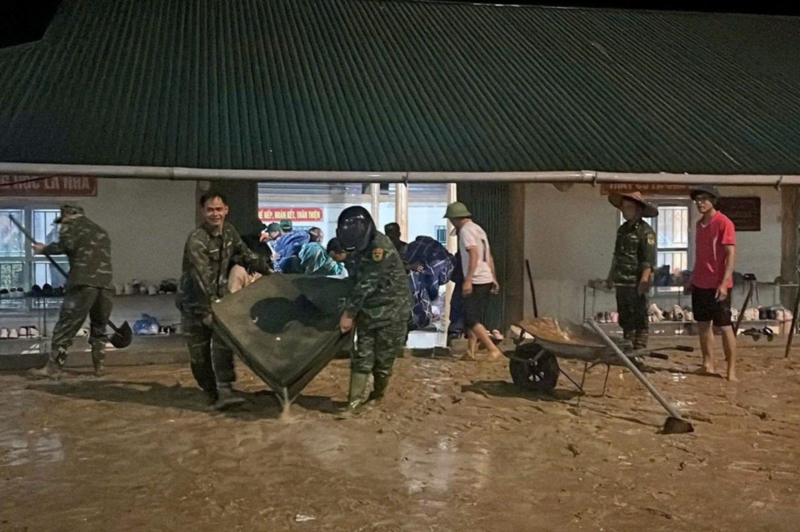 Lũ ống về trong đêm, 300 học sinh sơ tán khẩn cấp