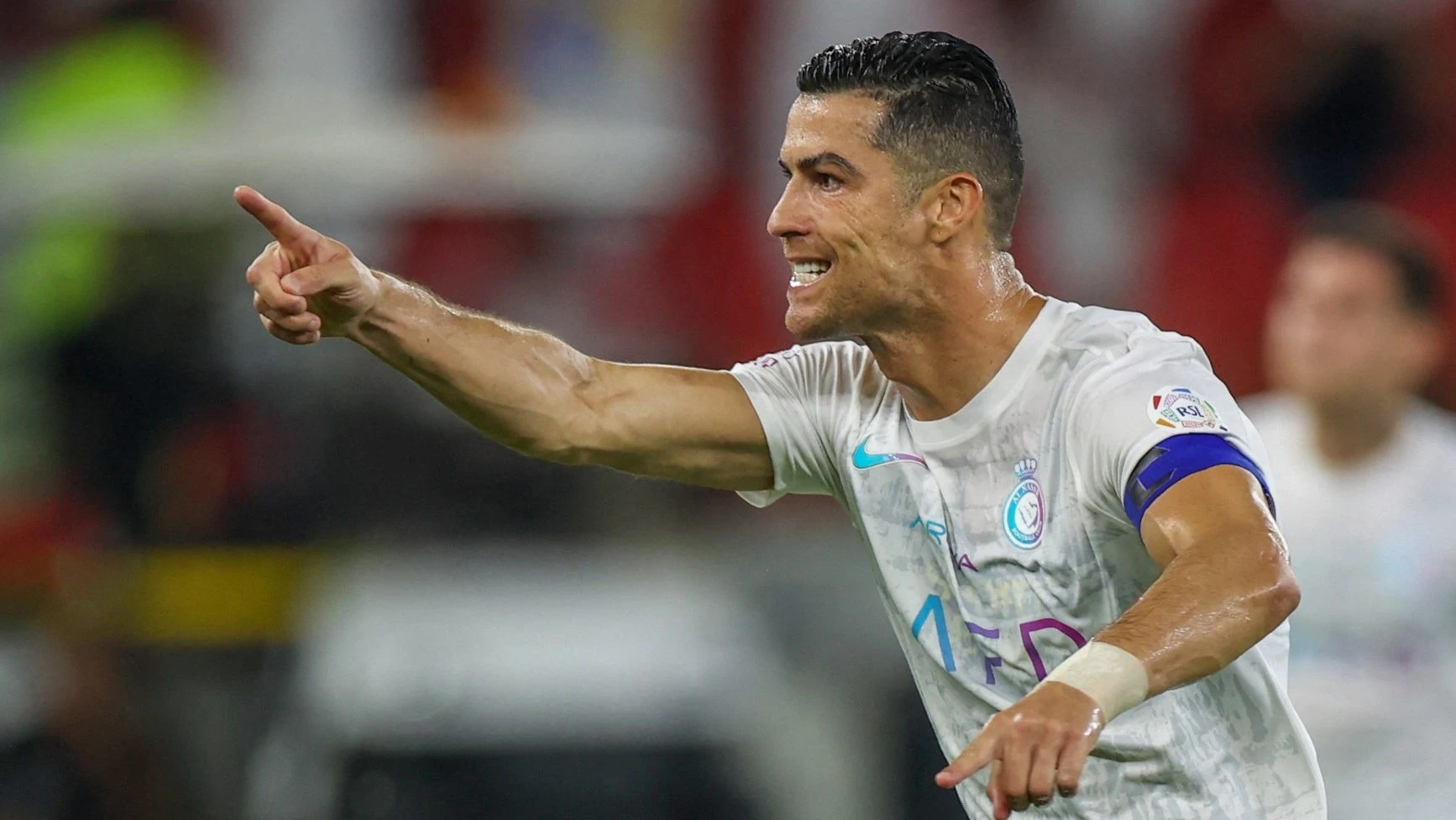 Ronaldo khắc tên mình vào ngôi đền huyền thoại
