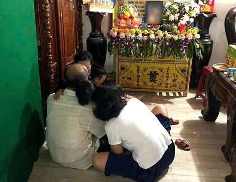 Xe chở rác tông chết một học sinh: Mẹ khóc nghẹn trước bàn thờ con