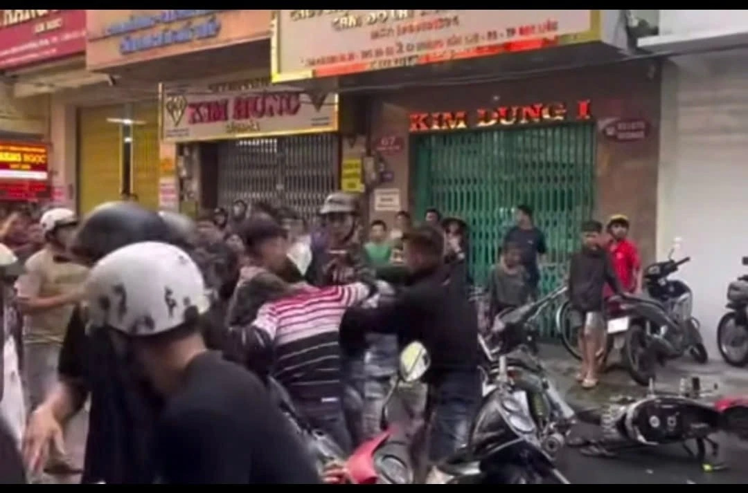 Đánh nhau khi tranh ‘nhặt vàng’ ngày rằm tháng 7