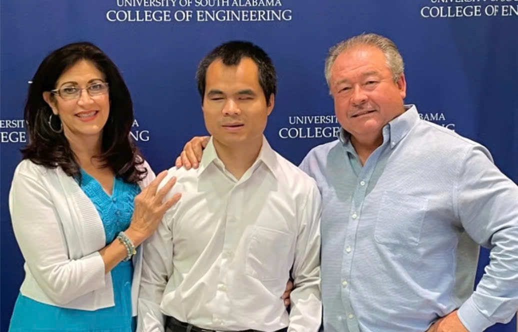 Người đàn ông mù có hai bằng đại học, làm kỹ sư hàng không