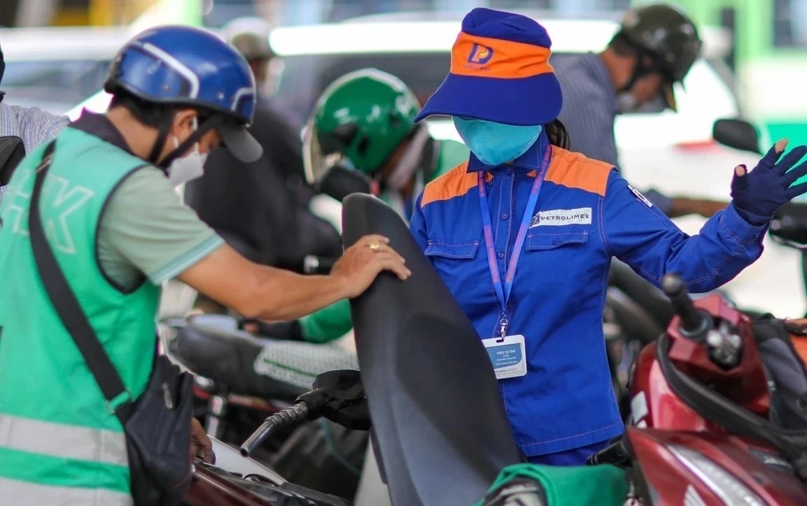 Giá xăng giảm, dầu tăng