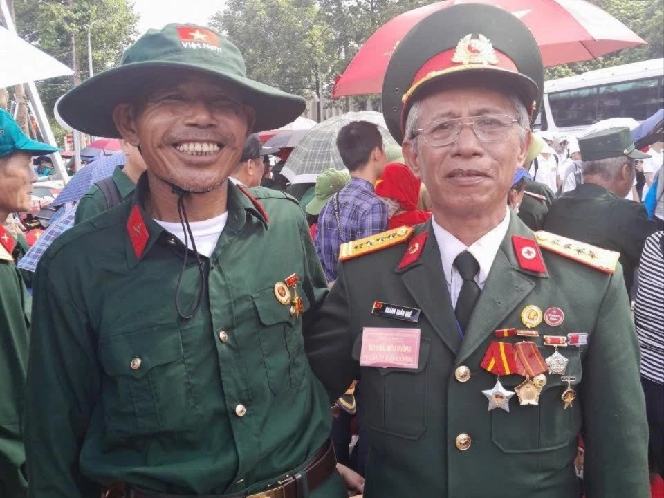 Xúc động chuyện hai cựu binh gặp lại nhau sau 48 năm tại sự kiện A80