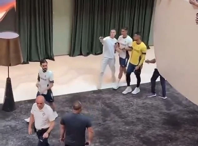 Ronaldo gây sốc khi chửi CĐV