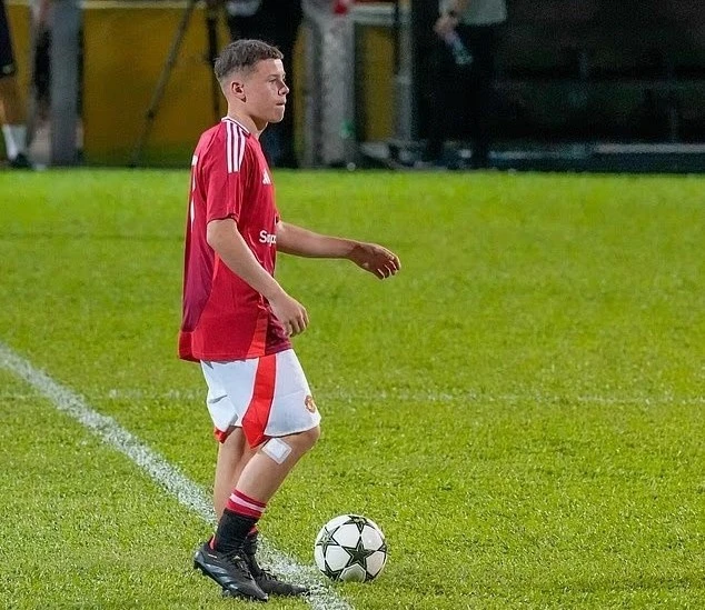 Đốt cháy giai đoạn, con trai Rooney phải chống nạng