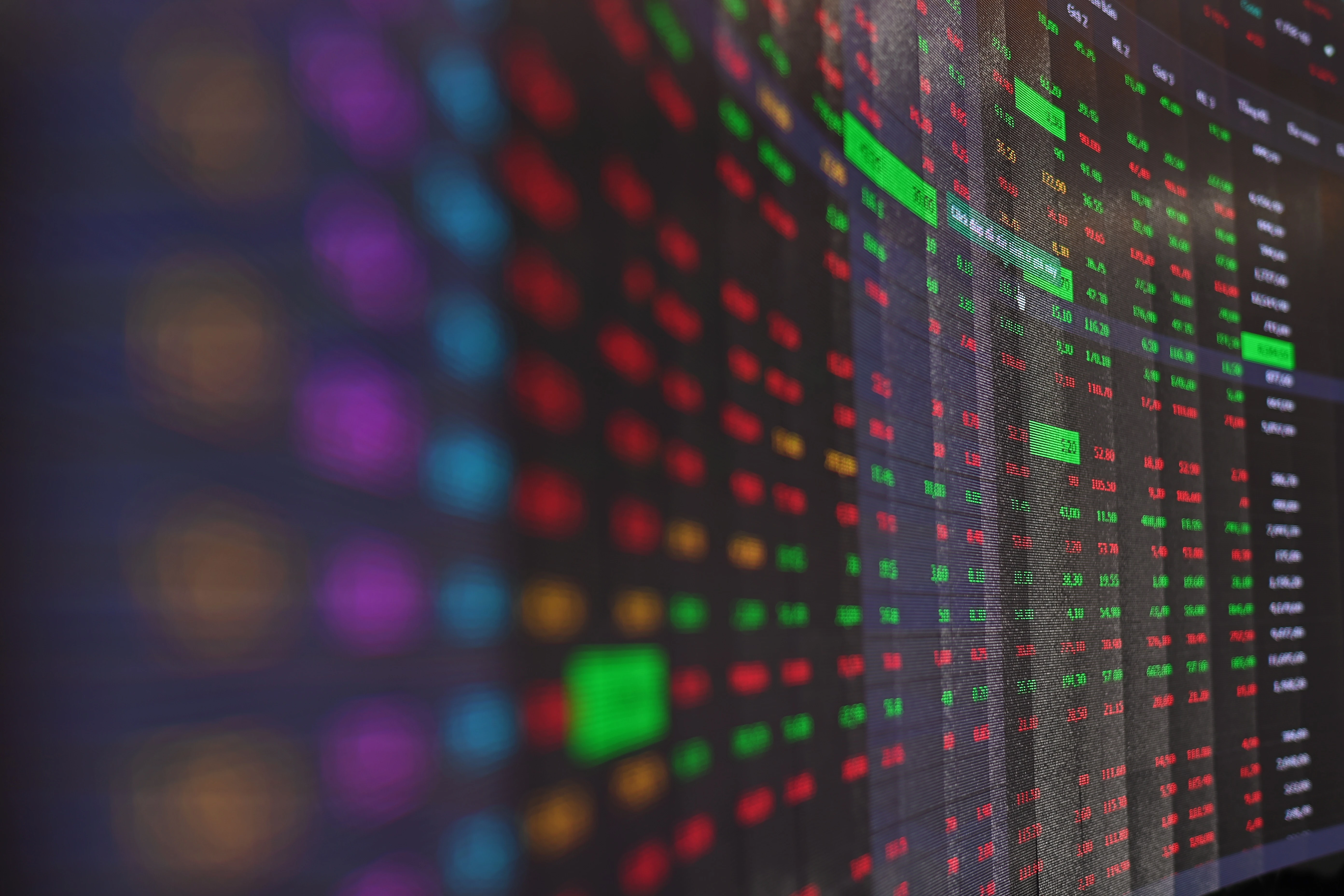 Chứng khoán bị khối ngoại bán ròng hơn 3.000 tỷ