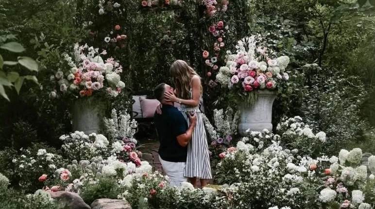 Taylor - Travis sắp cưới, Swiftie cũng 'giục' bạn trai mua nhẫn
