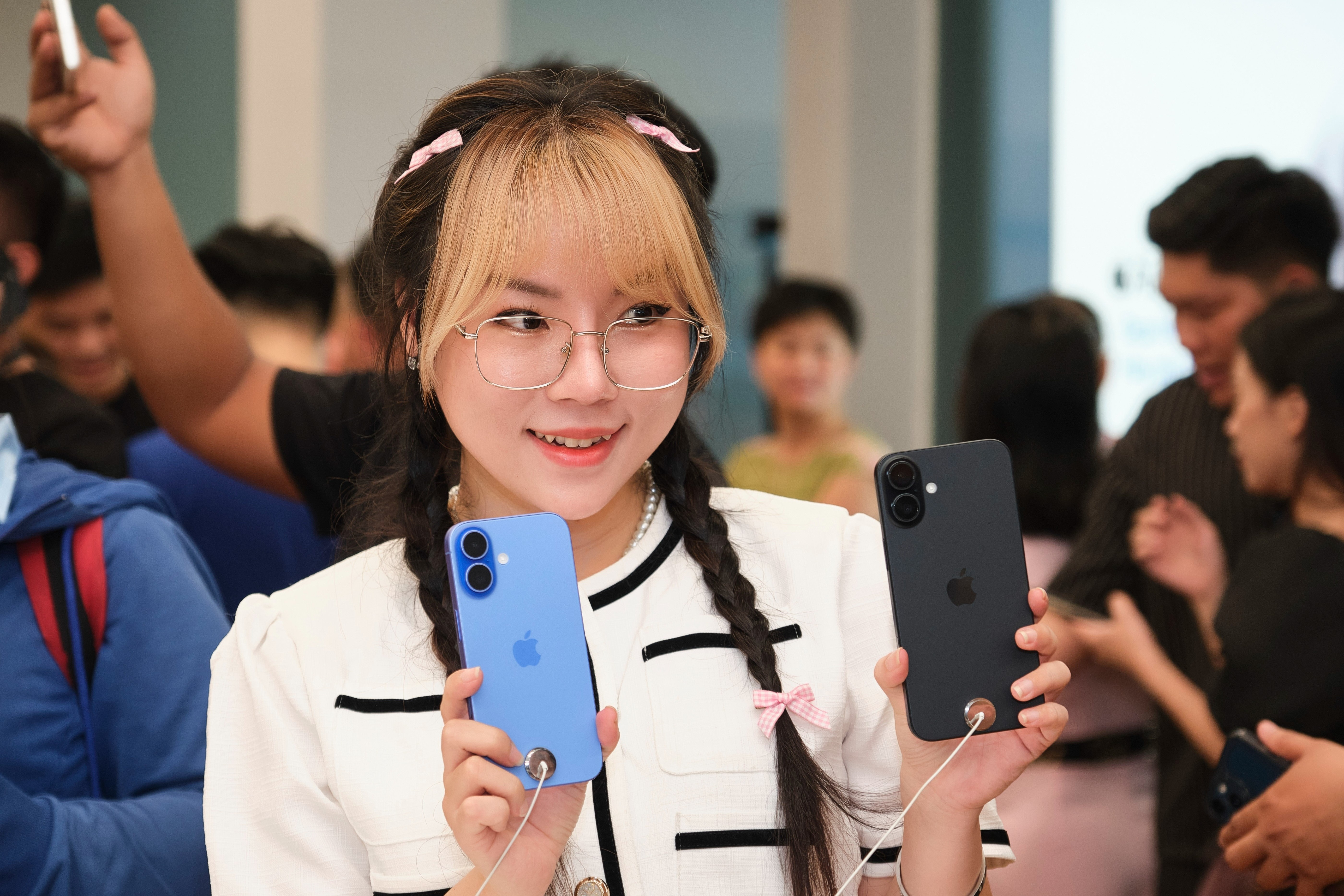 Hết cảnh xếp hàng nhận iPhone vào nửa đêm