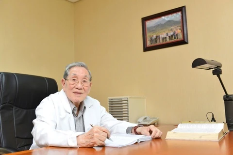 Giáo sư Nguyễn Đình Hối nhận giải thưởng Cống hiến trọn đời