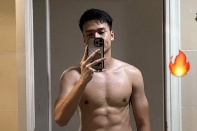 Bùi Hoàng Việt Anh khoe body săn chắc