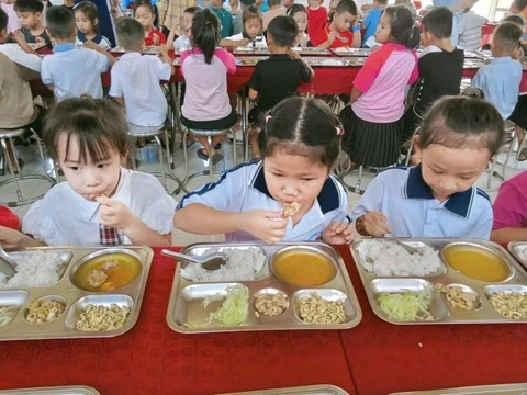 Suất ăn bán trú 15.000 đồng của trường miền núi gây 'sốt'