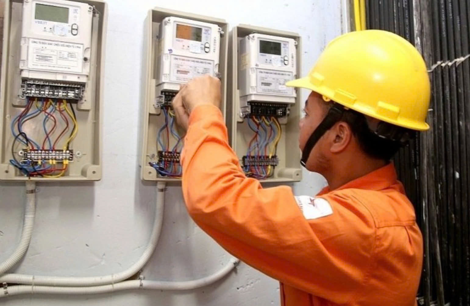 Có được tự lắp đặt công tơ kiểm soát điện để đối chứng hóa đơn?